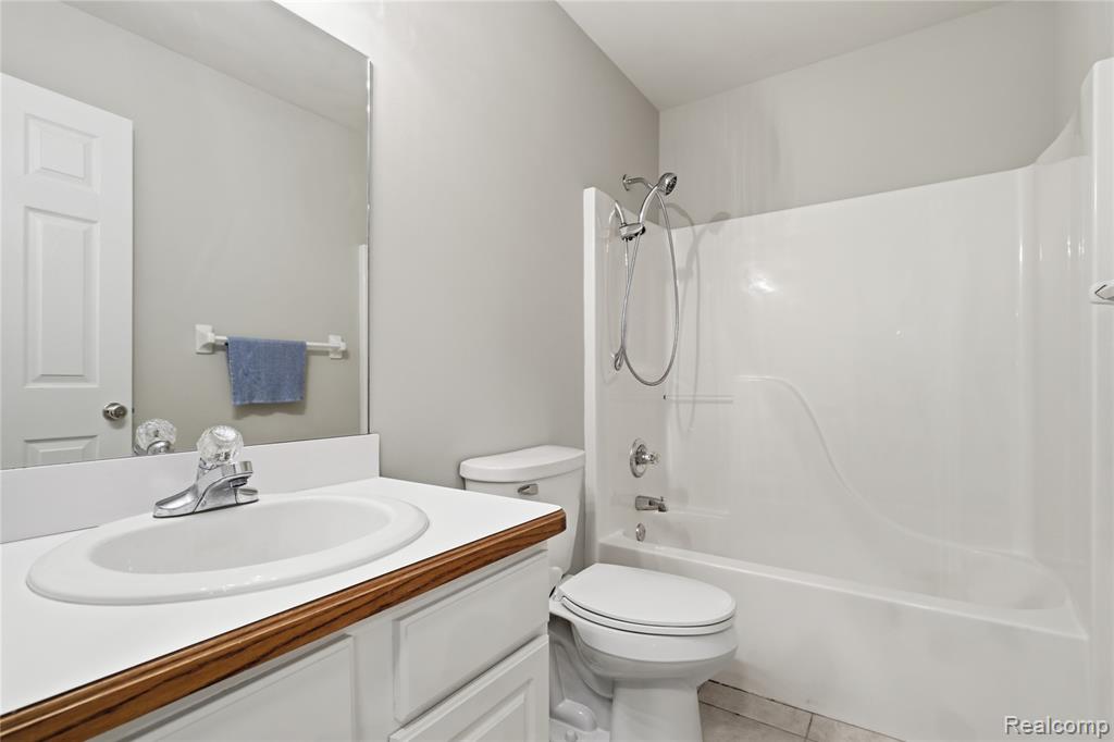 8091 Prestonwood Court, Flushing, MI 48433 — Photo 17