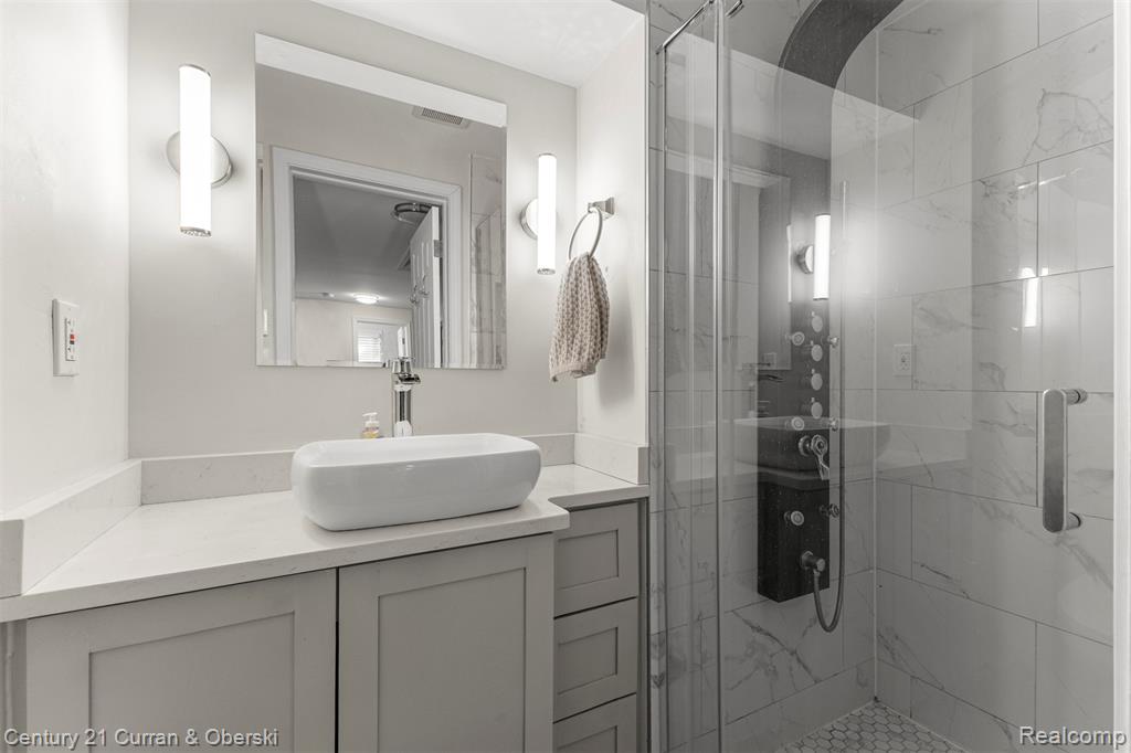 431 S SILVERY Lane, Dearborn, MI 48124 — Photo 18