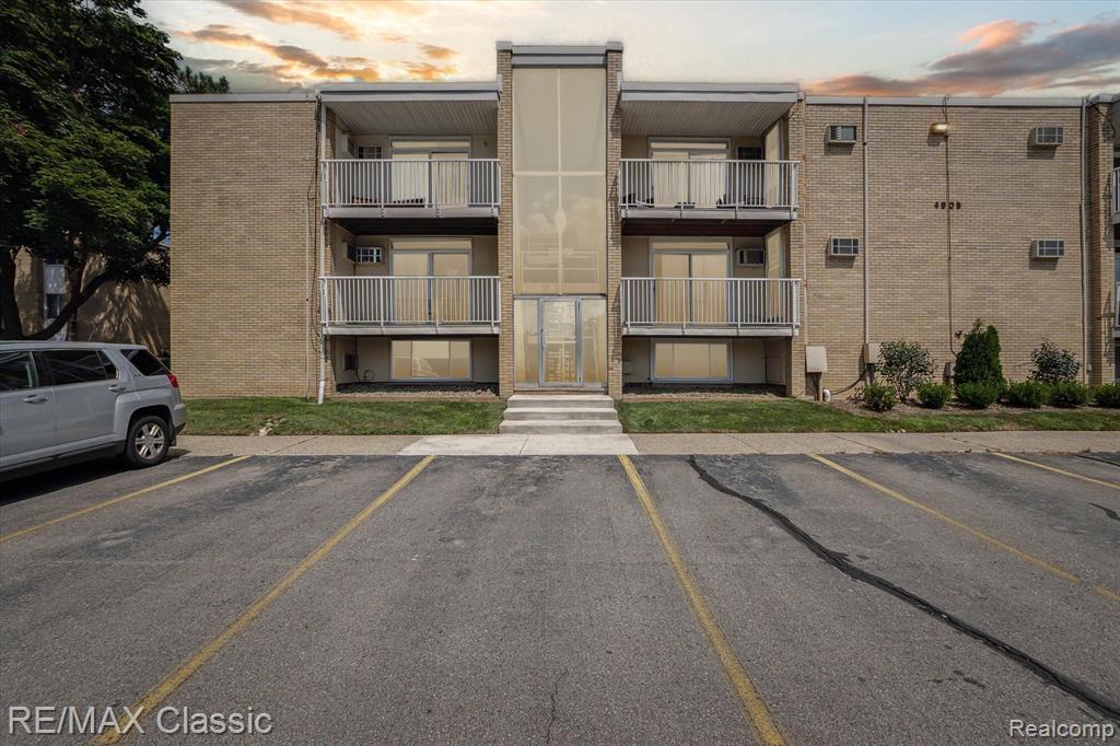 4905 CROOKS Road, A11, Royal Oak, MI 48073 — Photo 3