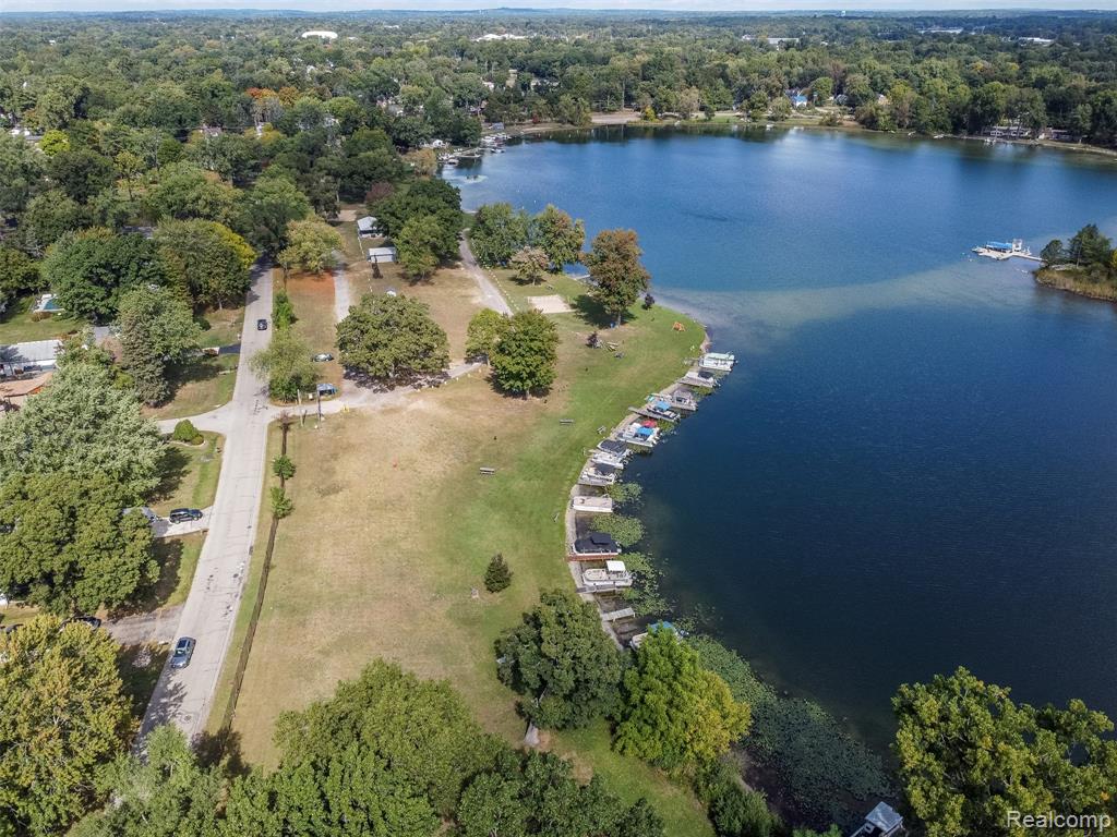 5720 Berkley Drive, Waterford, MI 48327 — Photo 40