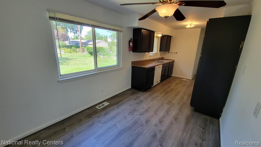 8753 LOZEN Drive, Sterling Heights, MI 48313 — Photo 7