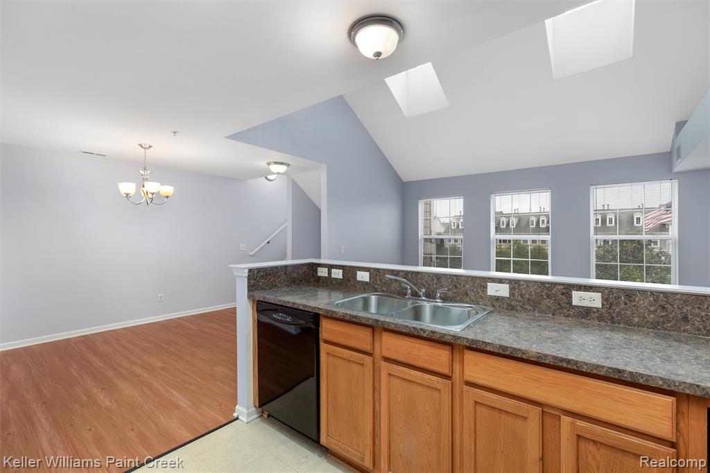 1093 Foxboro, Troy, MI 48083 — Photo 9