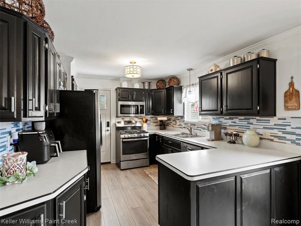 43092 Bond Court, Sterling Heights, MI 48313 — Photo 14