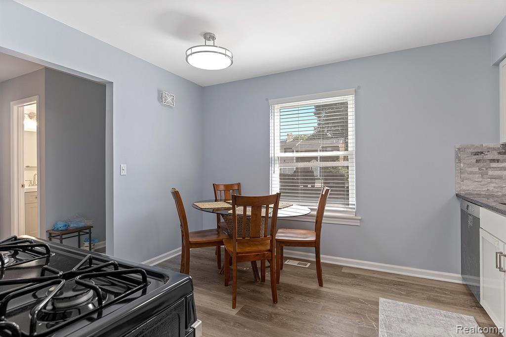 8387 LAKEVIEW Court, Ypsilanti, MI 48198 — Photo 9