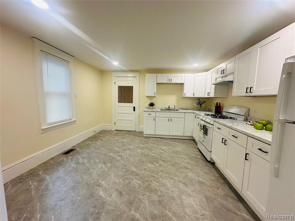 18576 Jefferson, Riverview, MI 48193 — Photo 14