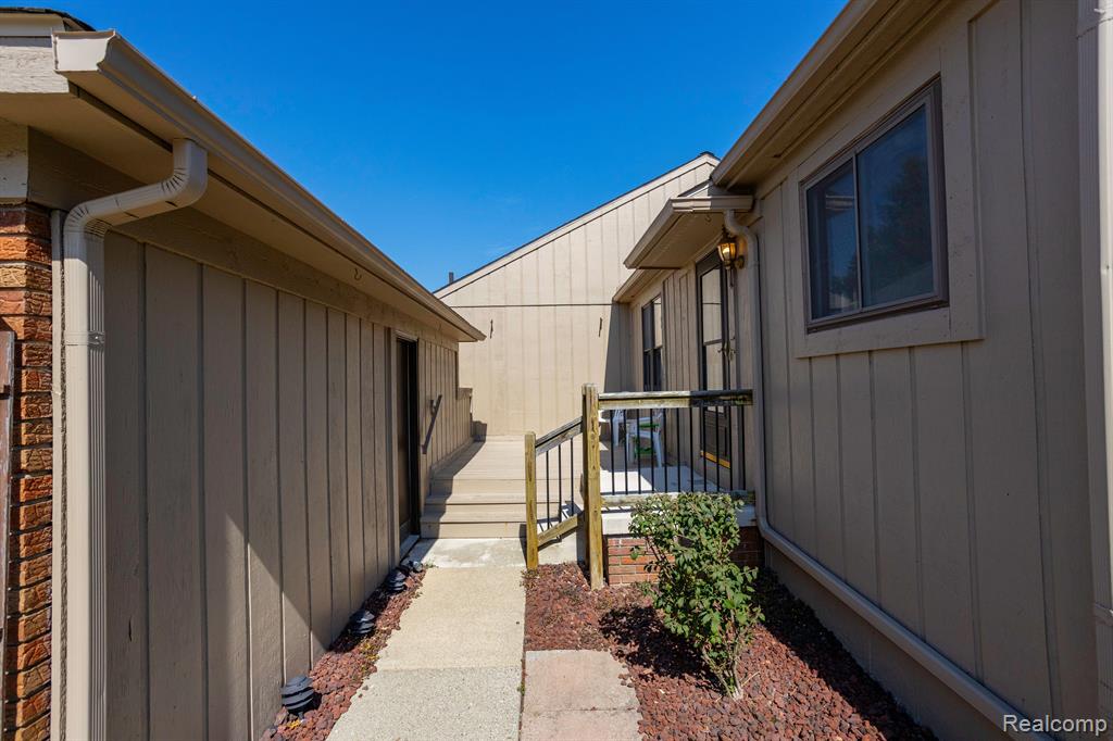 9871 Cambridge Court, South Lyon, MI 48178 — Photo 38