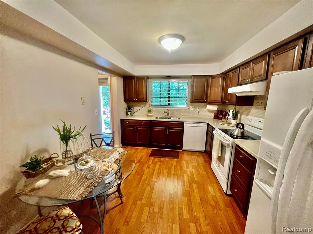 29577 PINE RIDGE Circle, Farmington Hills, MI 48331 — Photo 4