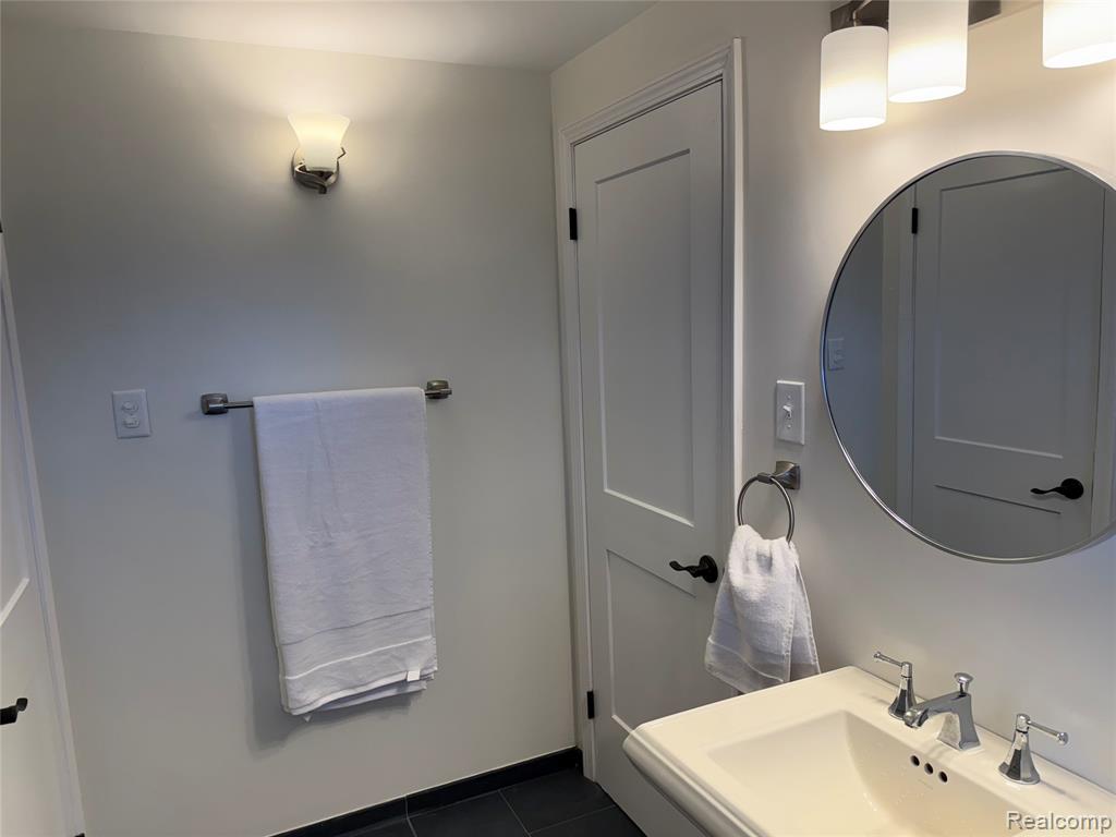 18141 Sunnybrook Avenue, Lathrup Village, MI 48076 — Photo 24