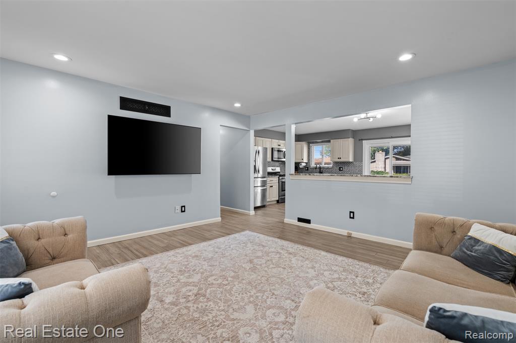 8057 Helen, Center Line, MI 48015 — Photo 4