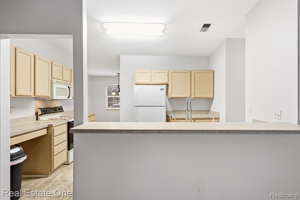 4885 Oak Hill Drive, 20, Waterford, MI 48329 — Photo 12