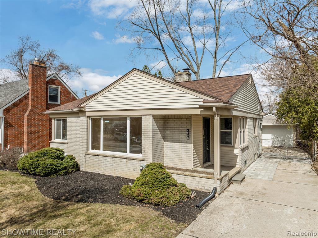 4256 BUCKINGHAM Road, Royal Oak, MI 48073 — Photo 4