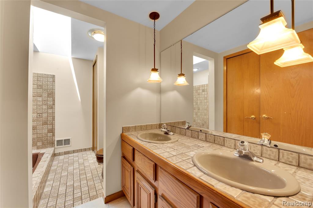 8285 Staghorn Trail, Clarkston, MI 48348 — Photo 28