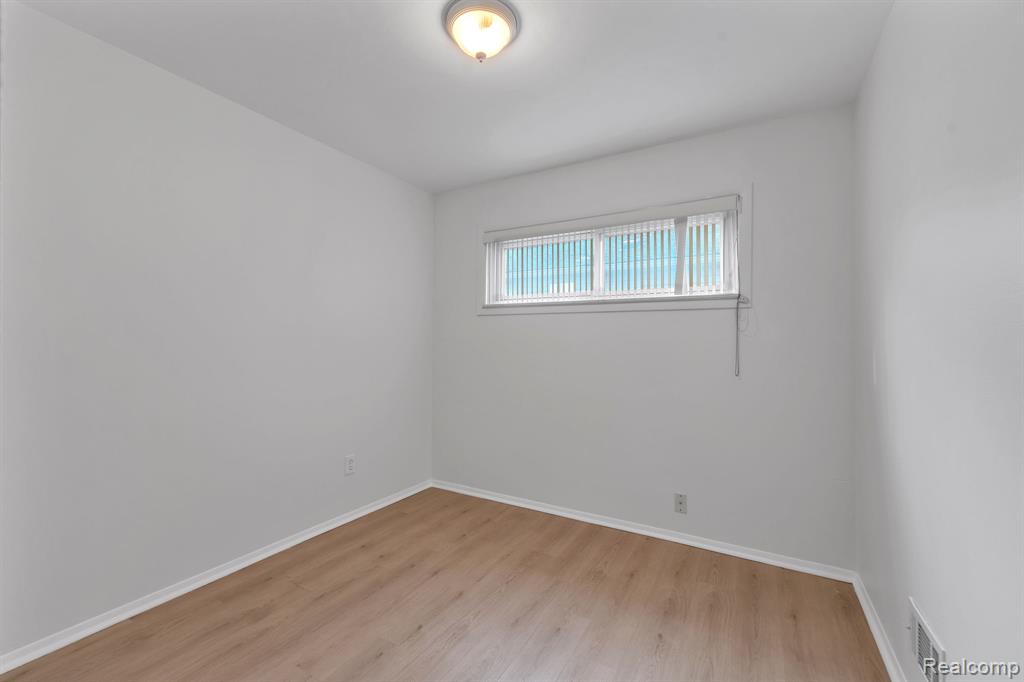 6571 N Highland Street, Dearborn Heights, MI 48127 — Photo 19