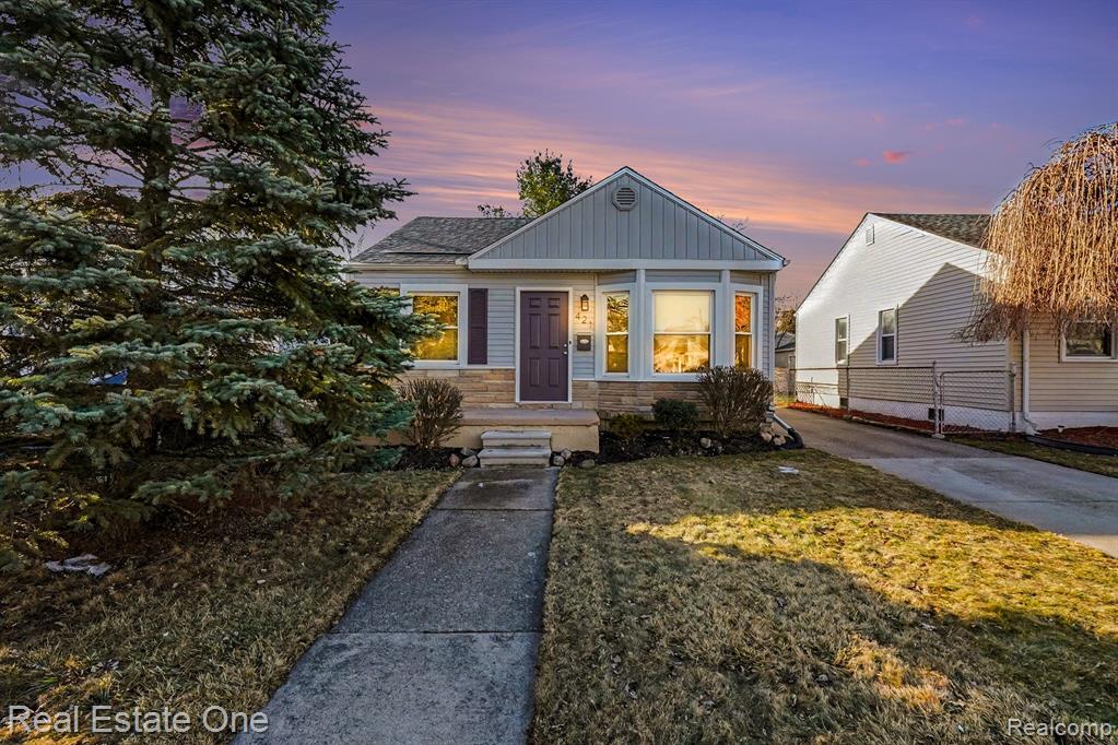 421 W Kalama Avenue, Madison Heights, MI 48071 — front exterior