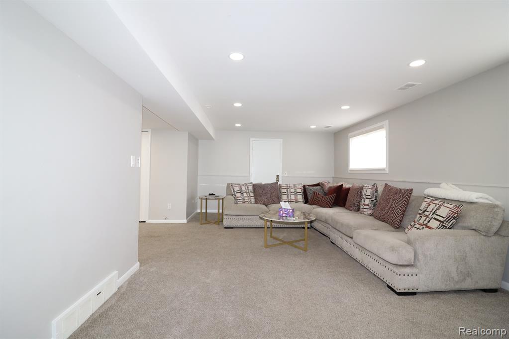 693 CRONIN Drive, Dearborn Heights, MI 48127 — Photo 15