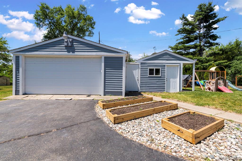 1570 Tamson Street, West Bloomfield, MI 48324 — Photo 34