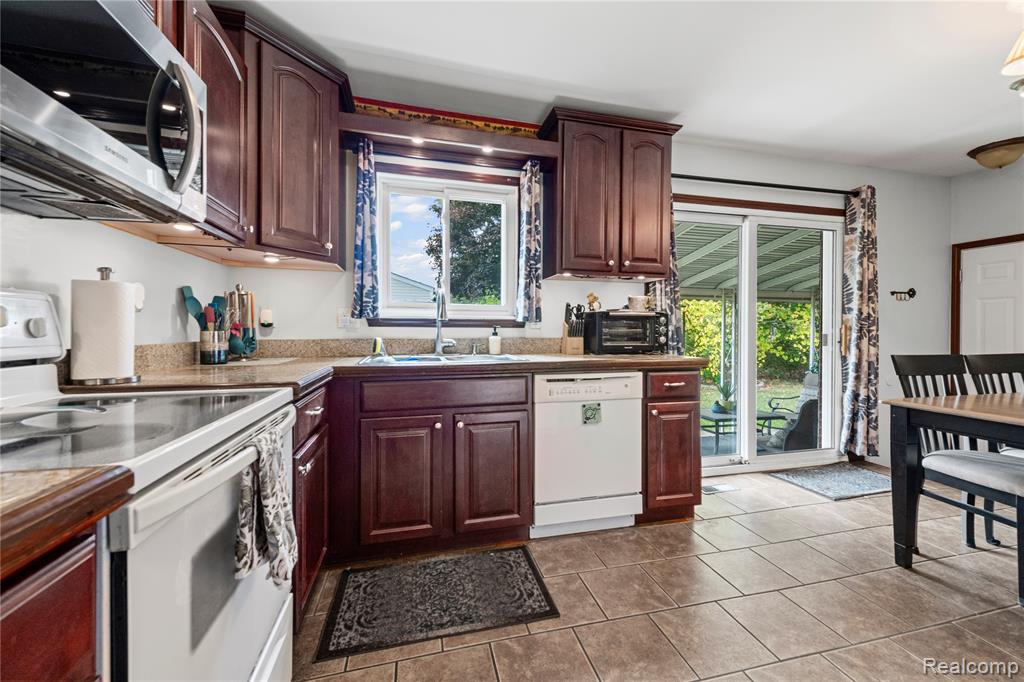 6815 Apache Trail, Westland, MI — Photo 17