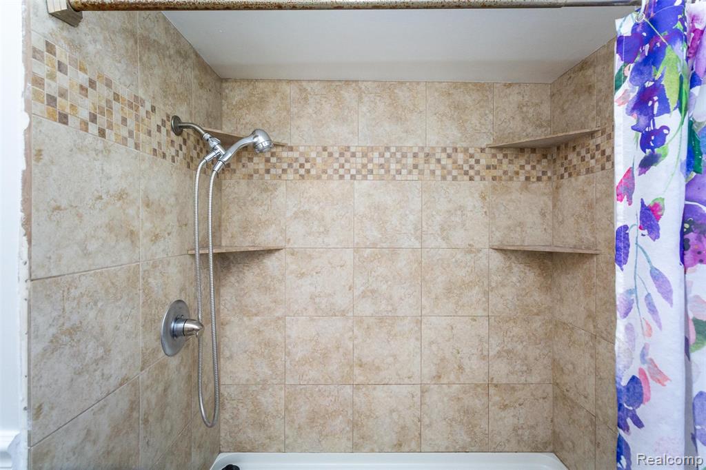 8235 Mackay Court, Utica, MI 48317 — Photo 18
