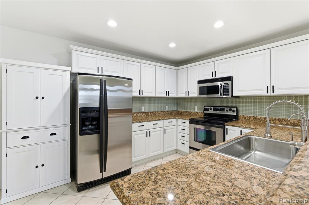 5259 Twin Oaks Drive, Sterling Heights, MI 48314 — Photo 11