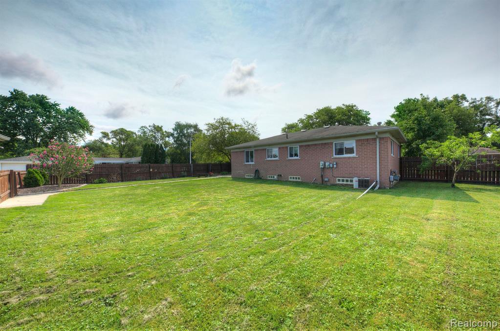 42208 HAYES Street, Belleville, MI 48111 — Photo 34