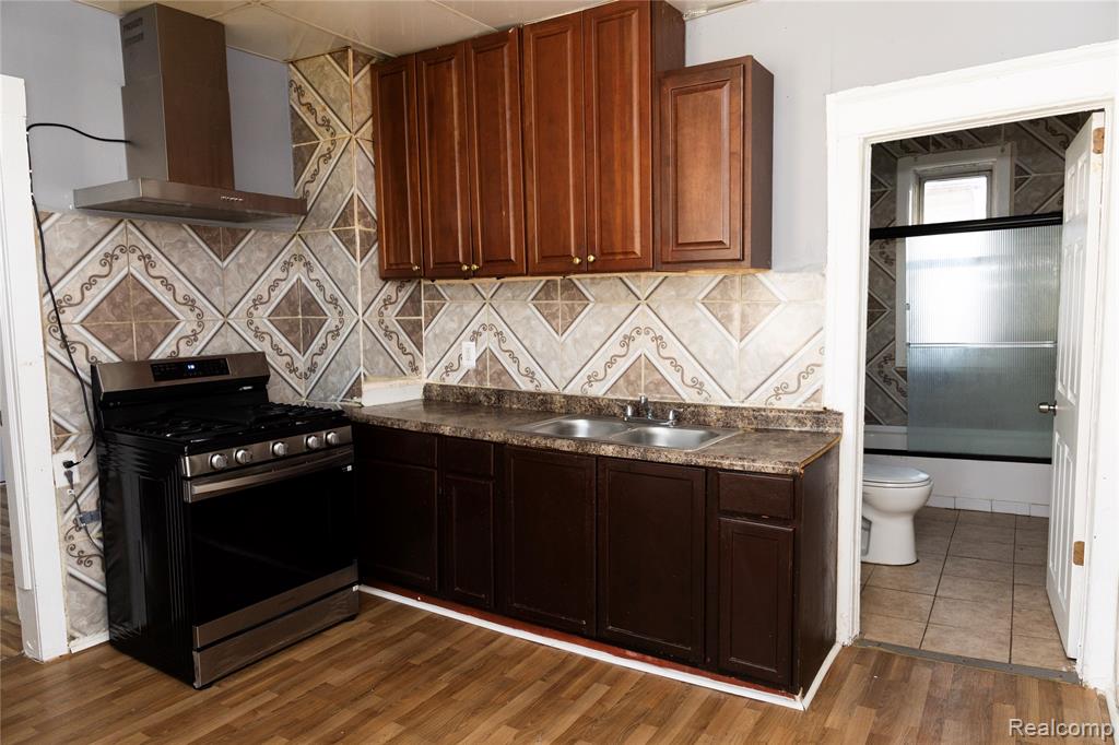 2441 Holbrook Street, Hamtramck, MI 48212 — Photo 2