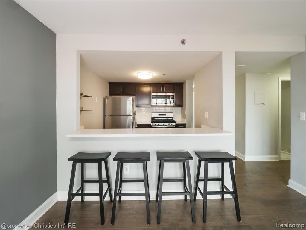 250 E Harbortown Drive, 805, Detroit, MI 48207 — Photo 8