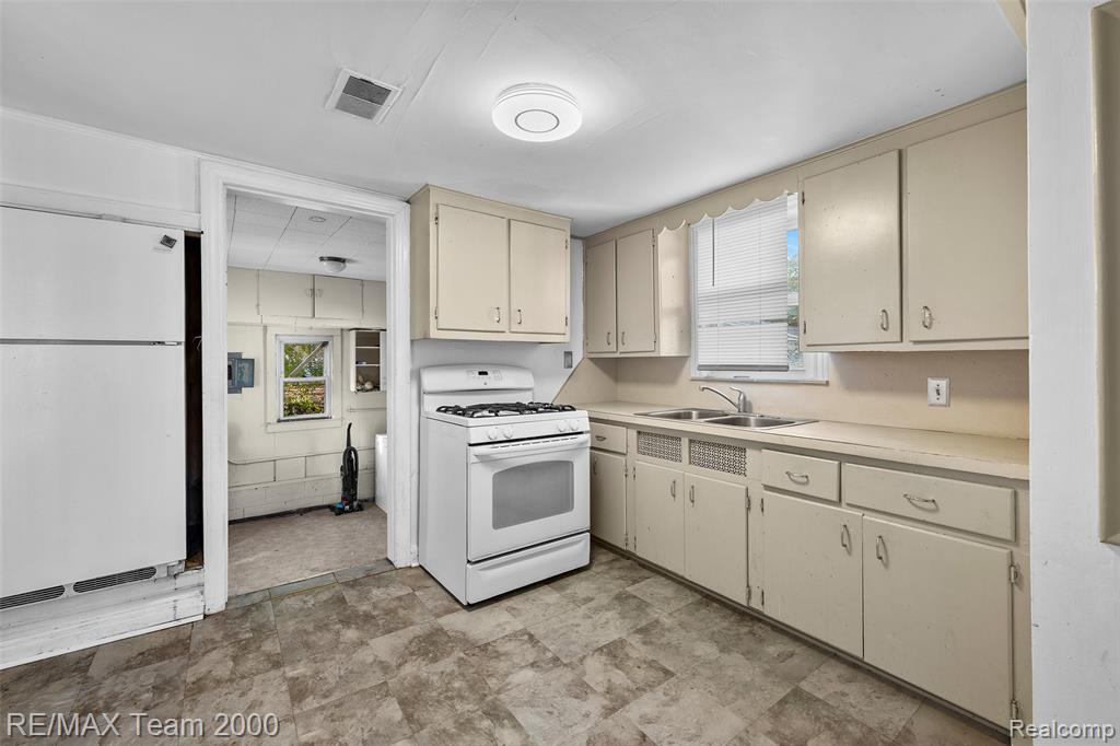 6627 Mayburn Street, Dearborn Heights, MI 48127 — Photo 14