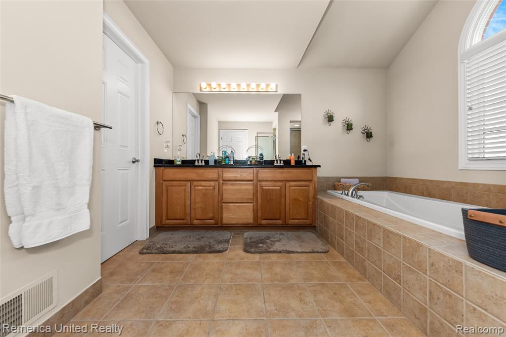 24695 Wedgewood Dr, South Lyon, MI 48178 — Photo 41