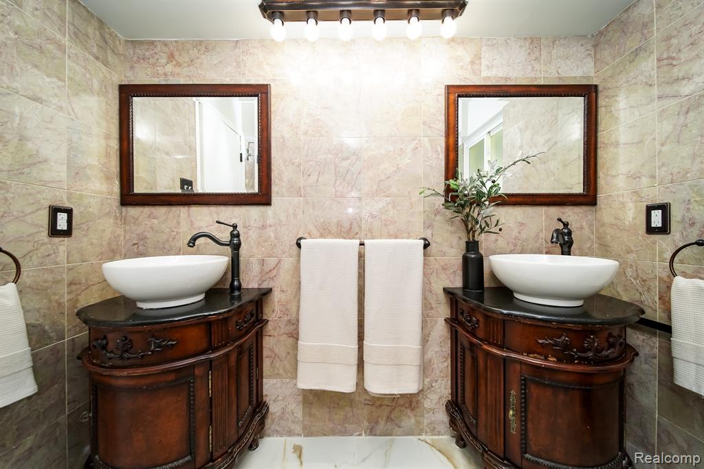 19041 Bungalow Drive, Lathrup Village, MI 48076 — Photo 69