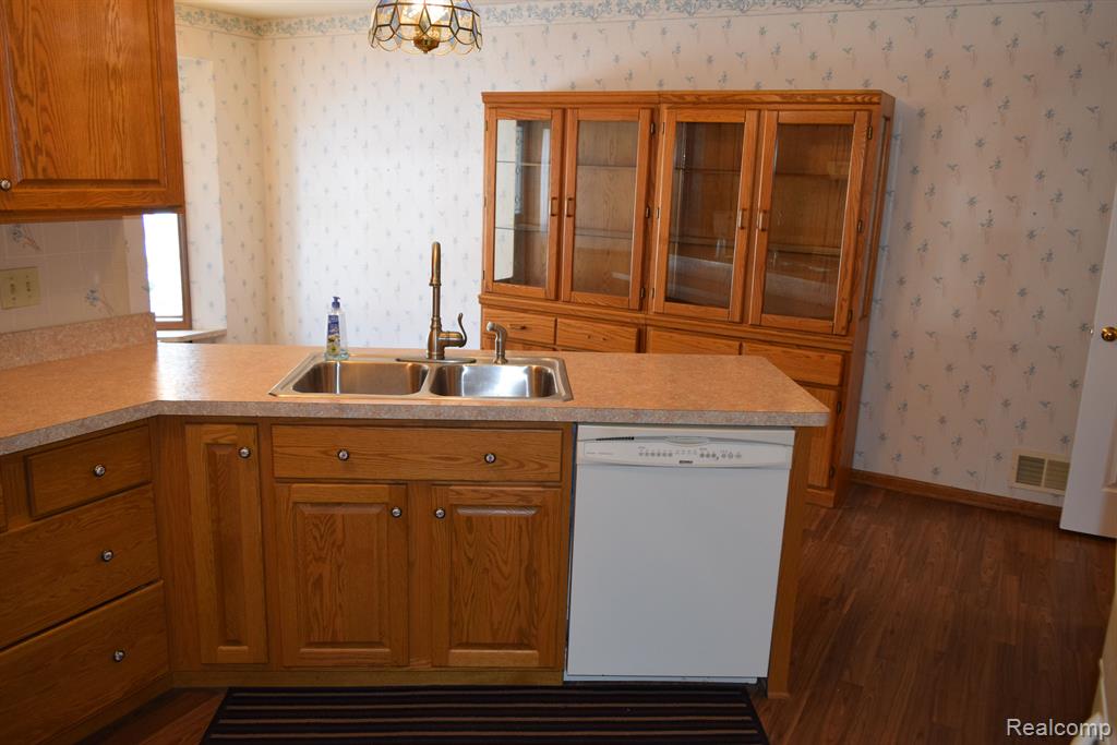 5599 Hickory Circle, Flushing, MI 48433 — Photo 11