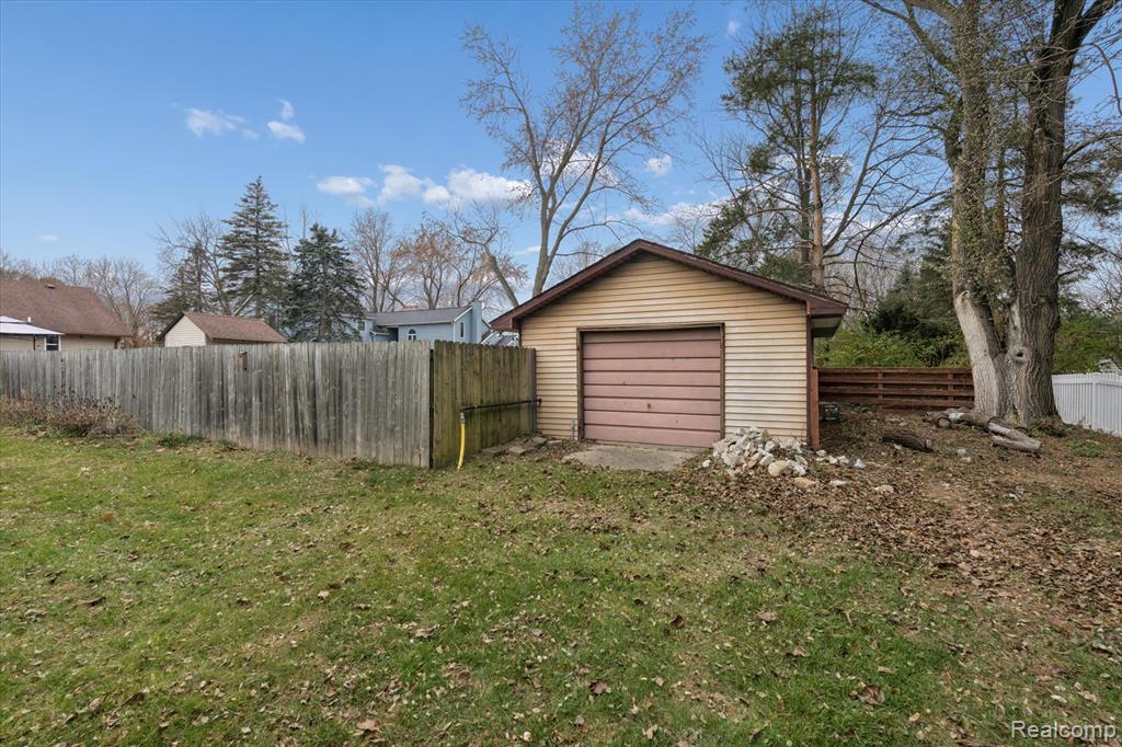 8474 Wesley Drive, Flushing, MI 48433 — Photo 45