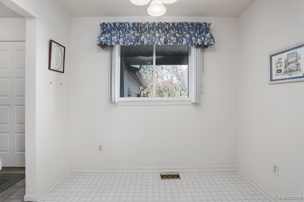 9735 HAWTHORNE GLEN Drive, Grosse Ile, MI 48138 — Photo 18