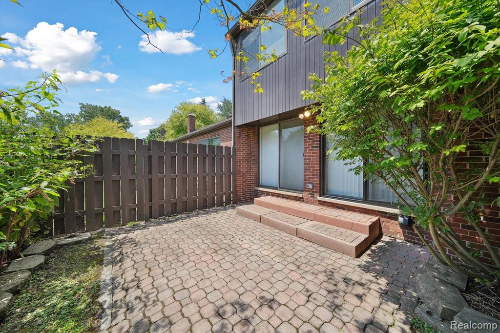 3074 LINDENWOOD Drive, Dearborn, MI 48120 — Photo 21