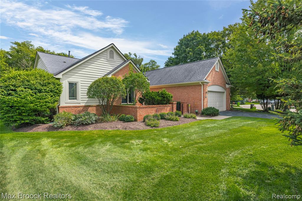 5015 Lake Vista Drive, West Bloomfield, MI 48323 — Photo 4