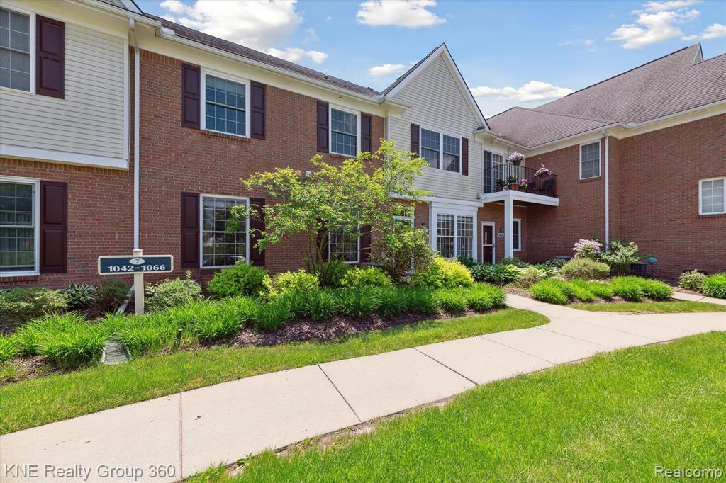 1056 SHIAWASSEE Circle, Howell, MI 48843 — Photo 2