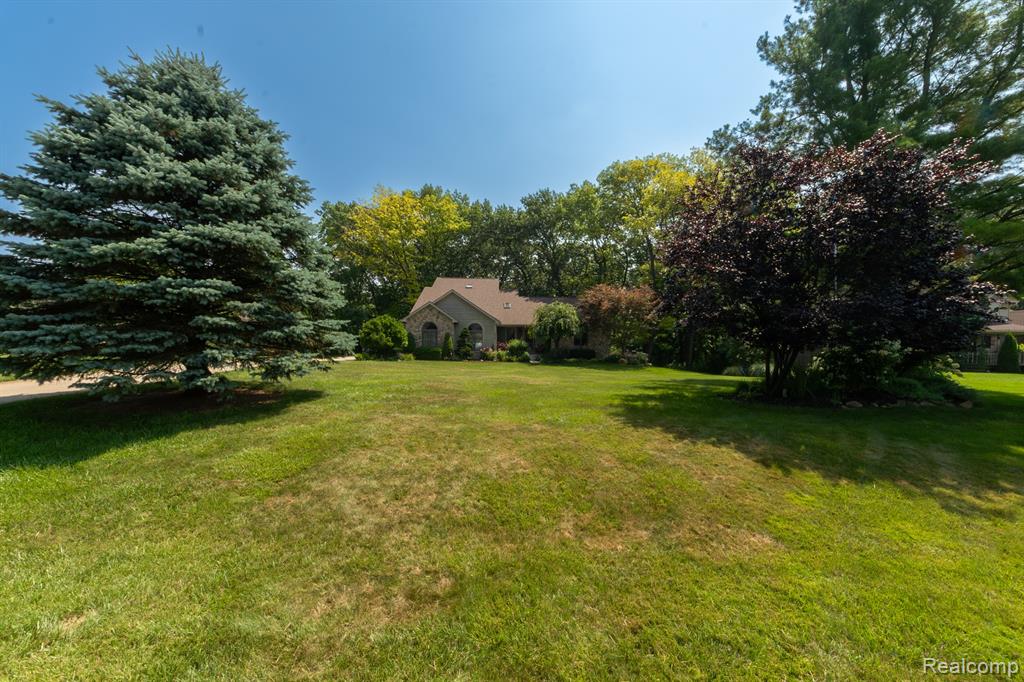 6939 West Ridge Drive, Brighton, MI 48116 — Photo 2