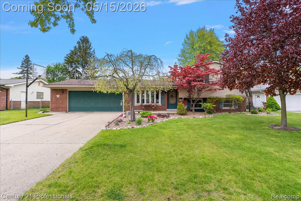 5788 Strathdon Way, Waterford, MI 48327 — front exterior