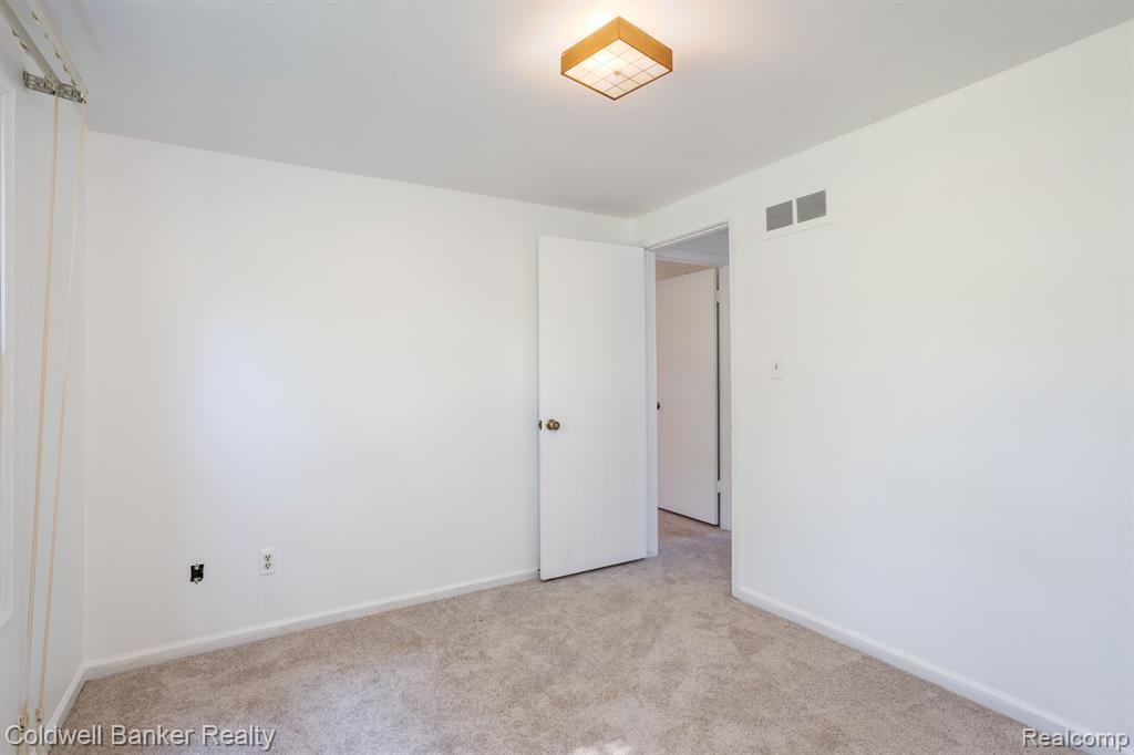 5310 HERTFORD Drive, Troy, MI 48085 — Photo 26