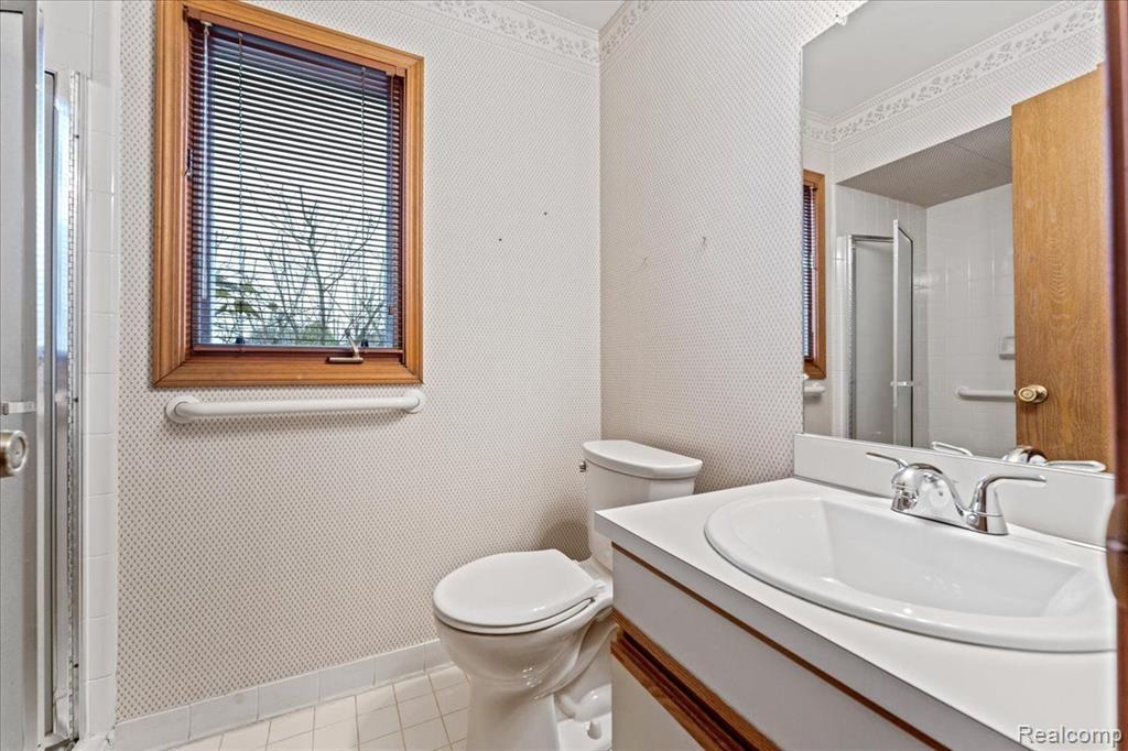 40643 WOODSIDE Drive, Clinton Twp, MI 48038 — Photo 16