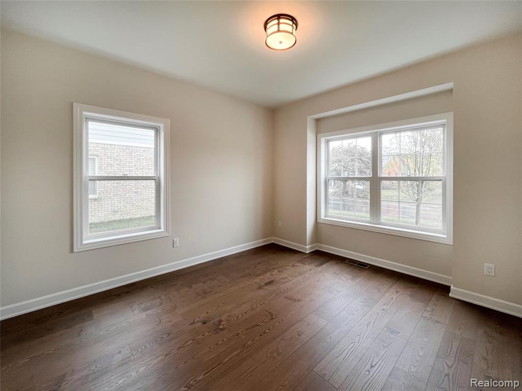 585 HERITAGE Pl, Saint Clair Shores, MI 48080 — Photo 4