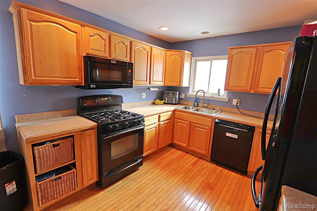 412 Cambridge Avenue, South Lyon, MI 48178 — Photo 28