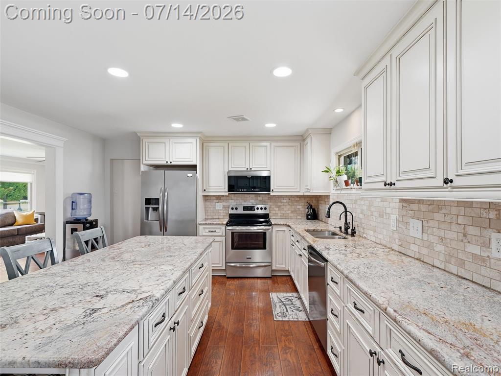 39582 Burton Drive, Novi, MI — Photo 11