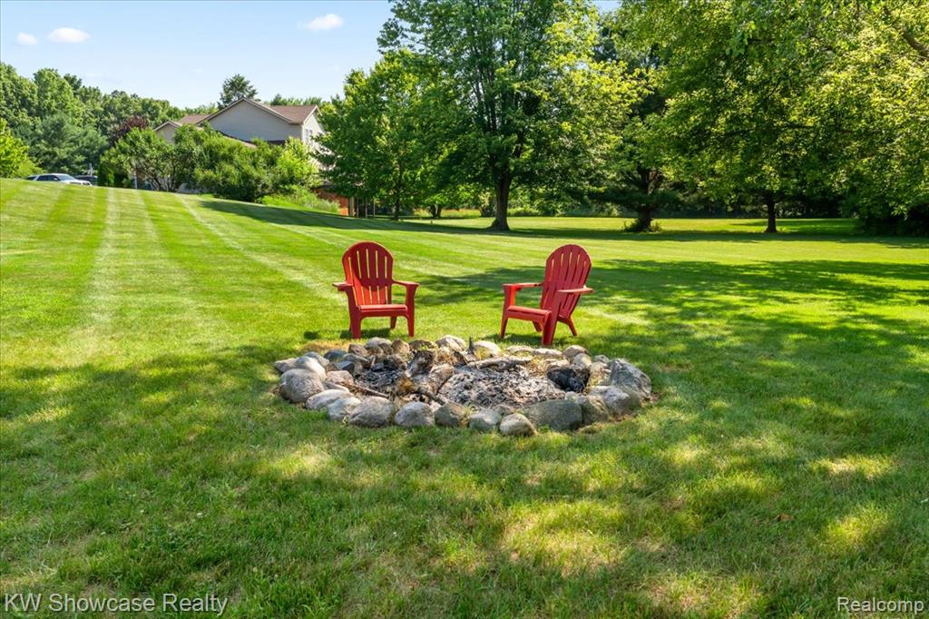 5037 Scheuners Way, Howell, MI 48843 — Photo 10