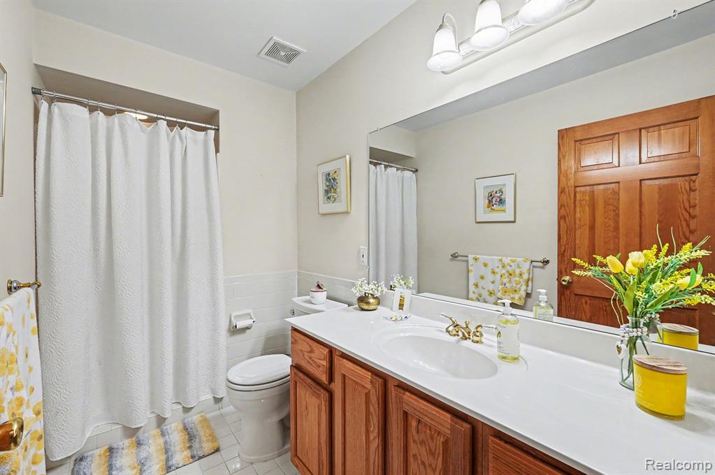 54568 Marissa Court, Utica, MI 48316 — Photo 11