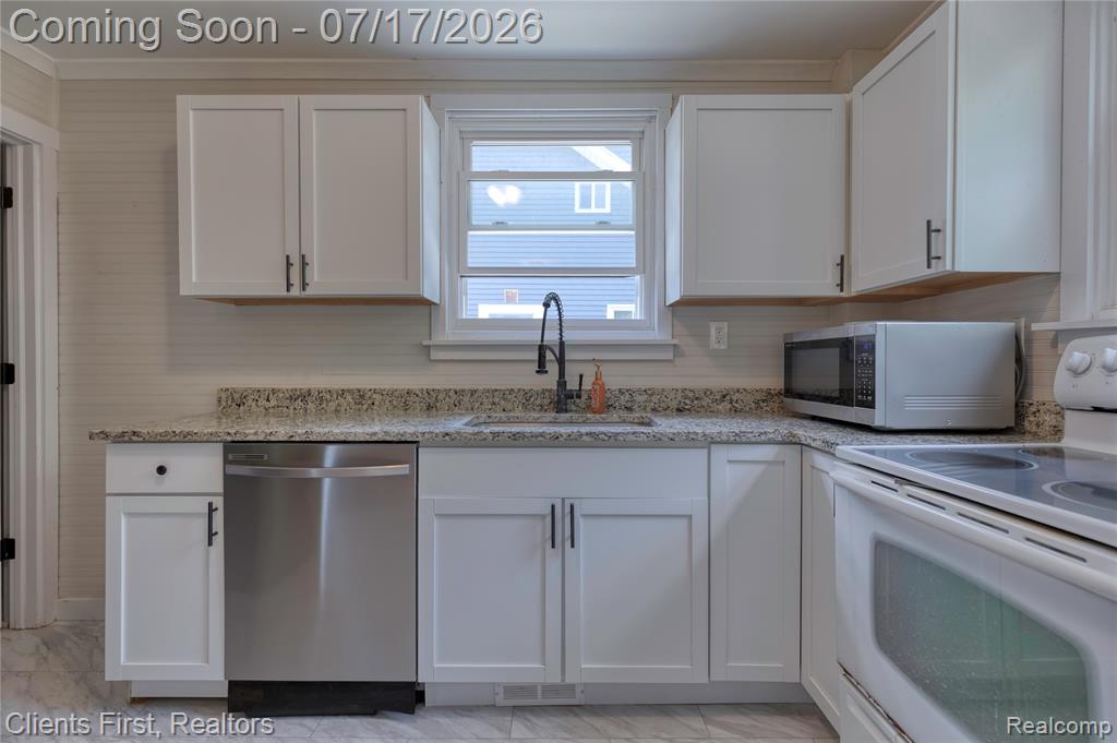 4258 Seeden Street, Waterford, MI 48329 — Photo 12