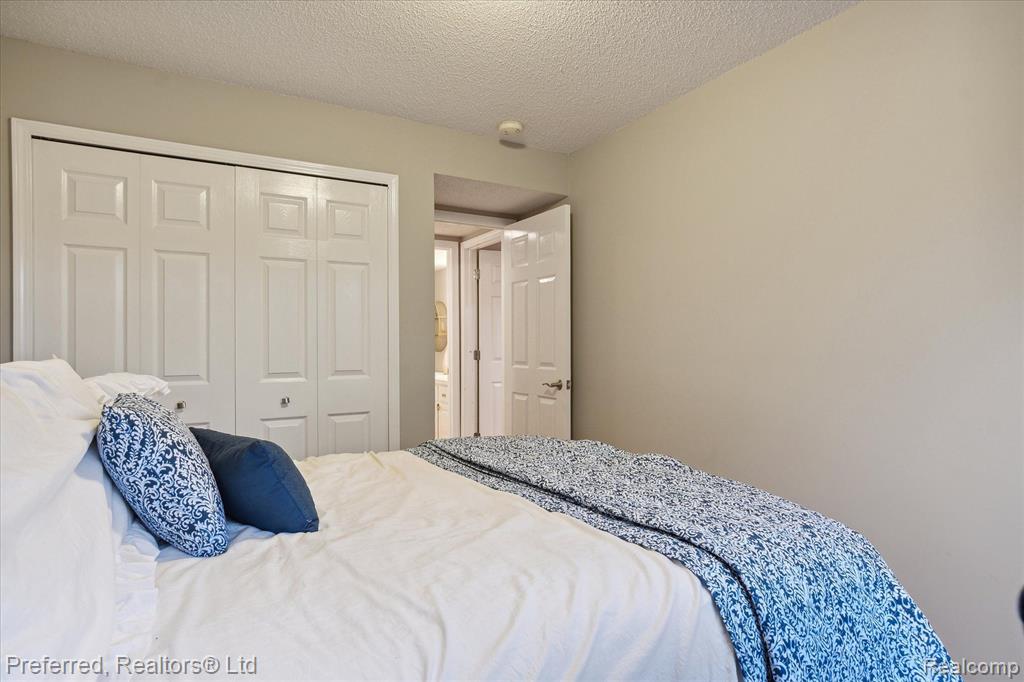 262 PINEWOOD Drive, Plymouth, MI 48170 — Photo 28