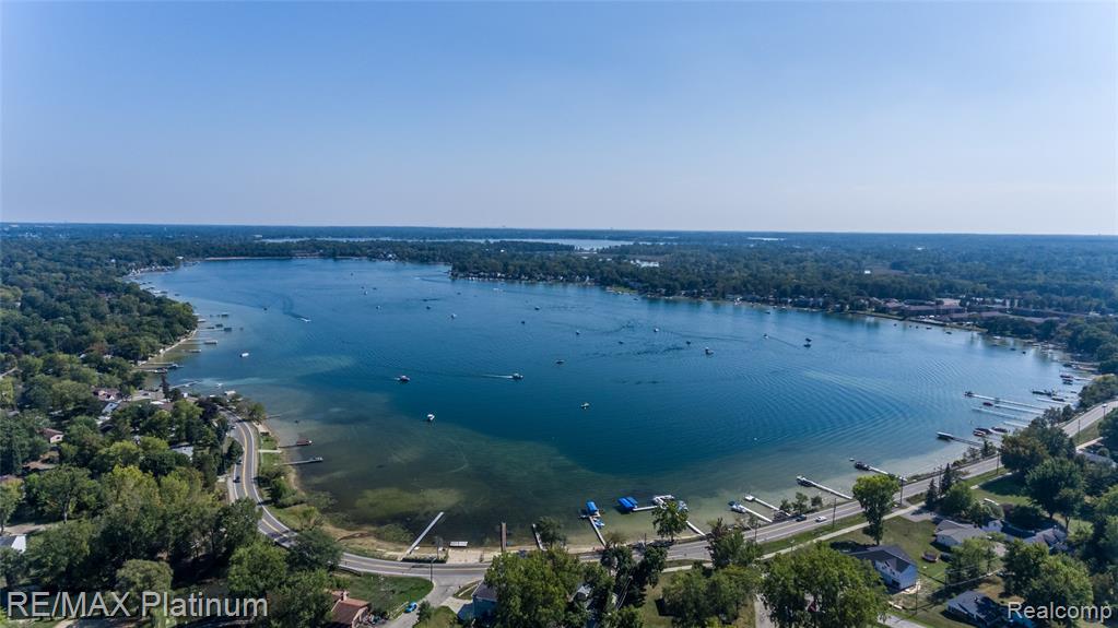 4960 Cooley Lake Road, Waterford, MI 48327 — Photo 32