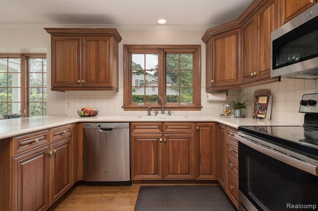555 N GLENGARRY Road, Bloomfield Hills, MI 48301 — Photo 9