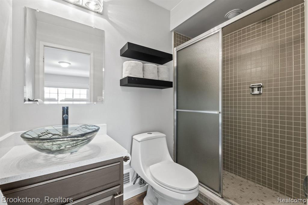 658 E FOX HILLS Drive, Bloomfield Hills, MI 48304 — Photo 19