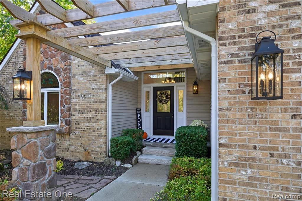 693 Knibbe Road, Lake Orion, MI 48362 — Photo 3